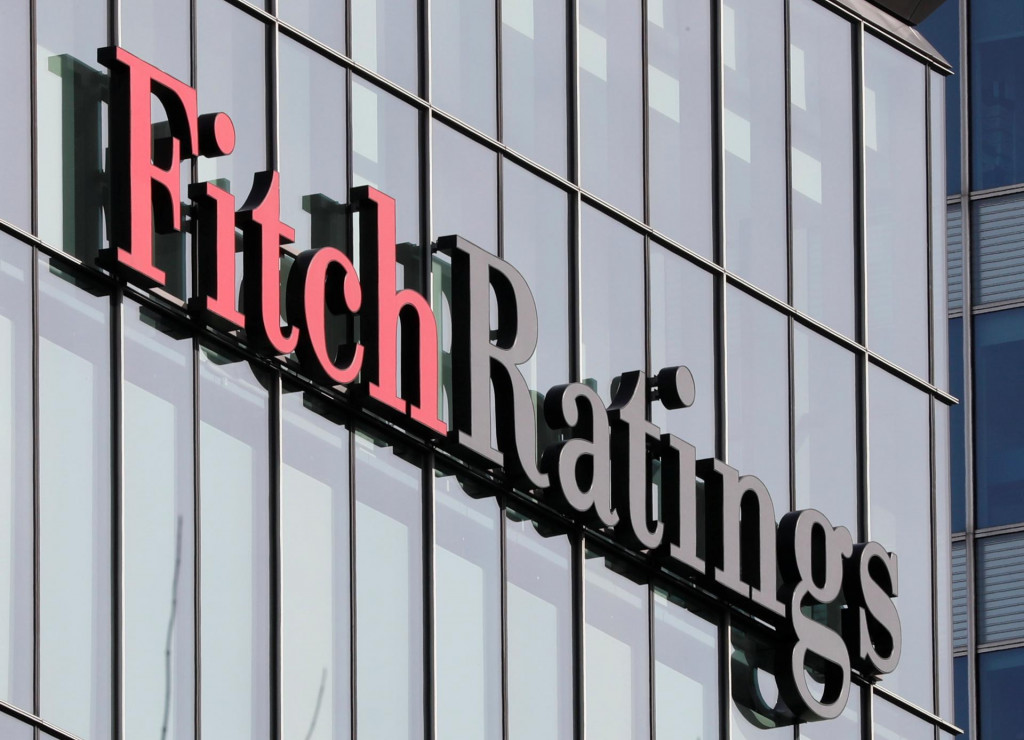 FILE PHOTO: The Fitch Ratings logo is seen at their offices at Canary Wharf financial district in London,Britain, March 3, 2016. REUTERS/Reinhard Krause/File Photo FOTO: Reinhard Krause