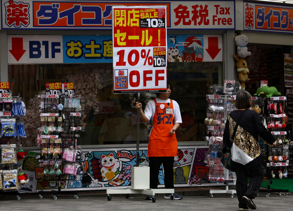 Súkromná spotreba, ktorá tvorí viac ako polovicu japonskej ekonomiky, po spresnení dát vzrástla o 0,1 percenta. Odhad ukazoval na stagnáciu. FOTO: REUTERS