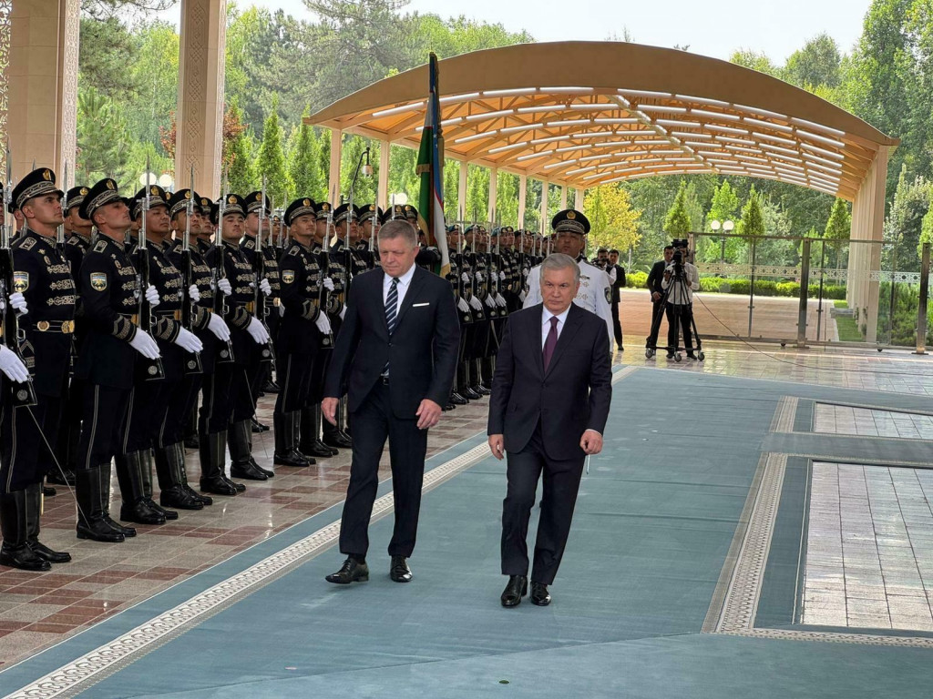 Premiér Robert Fico (vľavo) chválil úspechy uzbeckého prezidenta Šavkata Mirzijojeva (vpravo). FOTO: HN
