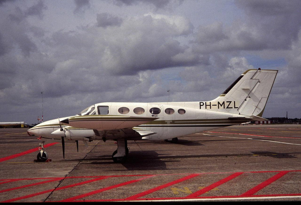 Na ilustračnej snímke dvojmotorové lietadlo Cessna 414 Chancellor. Zdroj: Wikimedia Commons