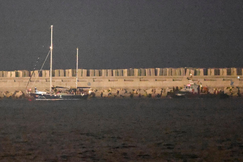 Jachta „Madleen“ pod britskou vlajkou smerujúca do Gazy sa blíži k prístavu Ašdod po tom, čo ho v pondelok večer obsadila izraelská armáda. FOTO: Reuters