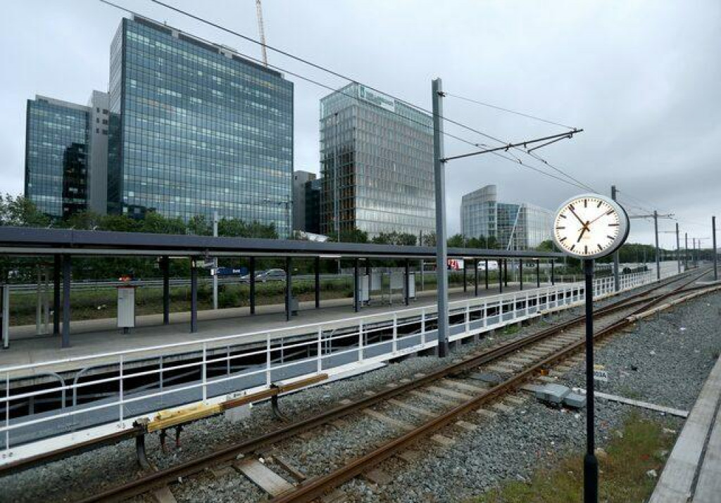 Prázdne koľaje na nástupišti odchádzajúcich vlakov na železničnej stanici v Amsterdame počas národného štrajku verejnej dopravy v Holandsku. FOTO: Reuters
