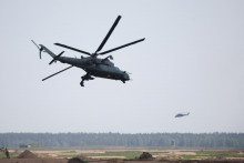 Let poľských vrtuľníkov Mi-24 počas vojenského cvičenia vojsk NATO Defender Europe 2022 vrátane francúzskych, amerických a poľských vojakov v Poľsku 24. mája 2022. FOTO: REUTERS
