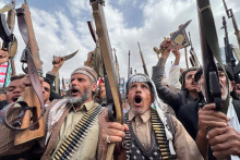 Ilustračná fotografia. Protestujúci držia zbrane počas demonštrácie prevažne podporovateľov húsíovcov, aby prejavili solidaritu s Palestínčanmi v Pásme Gazy. FOTO: Reuters