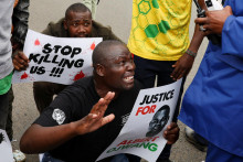 Protest v Nairobi po smrti Alberta Ojwanga v policajnej väzbe na centrálnej policajnej stanici. FOTO: Reuters