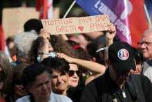 Žena drží transparent s nápisom „Flotila pre Gazu, Gretu, Rimu“ počas demonštrácie na protest po tom, čo izraelské sily zadržali jachtu Madleen. FOTO: Reuters