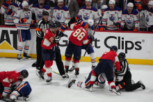 Počas tretej tretiny v treťom zápase finále Stanley Cupu vypukla bitka medzi Florida Panthers a Edmonton Oilers. FOTO: Reuters/Jim Rassol-Imagn Images