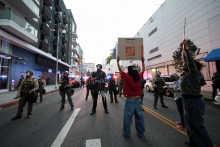 Demonštranti držia transparenty na protest proti federálnej imigrácii v centre Los Angeles. FOTO: Reuters