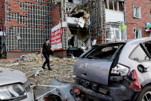 Poškodený bytový dom na mieste útoku ruského dronu v Kyjeve. FOTO: Reuters