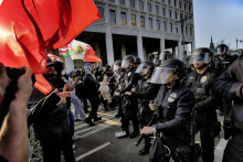 Policajti zasahujú počas protestu v centre Los Angeles. FOTO: TASR/AP