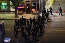 Príslušníci orgánov činných v trestnom konaní sledujú pokračujúce protesty proti federálnym imigračným raziám v centre Los Angeles v Kalifornii v USA 9. júna 2025. FOTO: REUTERS