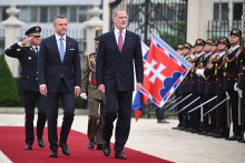 Španielsky kráľ Filip VI. a prezident Peter Pellegrini počas uvítacieho ceremoniálu v Prezidentskom paláci v Bratislave. FOTO: TASR/Martin Baumann