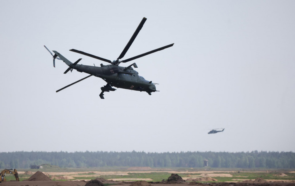 Let poľských vrtuľníkov Mi-24 počas vojenského cvičenia vojsk NATO Defender Europe 2022 vrátane francúzskych, amerických a poľských vojakov v Poľsku 24. mája 2022. FOTO: REUTERS