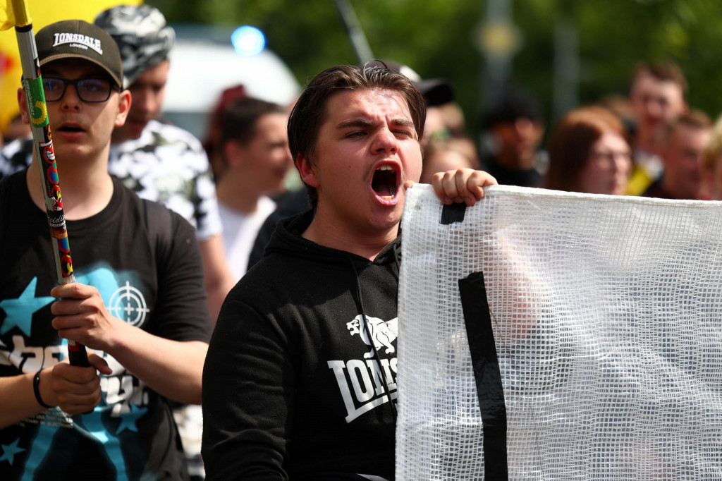 Demonštranti sa zúčastňujú pravicového protestu v Berlíne v Nemecku 1. júna 2025. FOTO: REUTERS