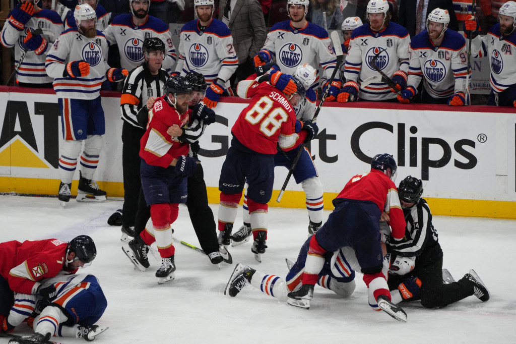 Počas tretej tretiny v treťom zápase finále Stanley Cupu vypukla bitka medzi Florida Panthers a Edmonton Oilers. FOTO: Reuters/Jim Rassol-Imagn Images