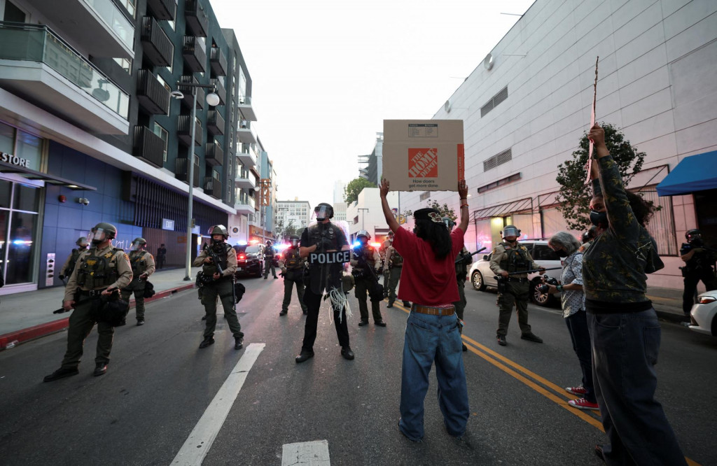 Demonštranti držia transparenty na protest proti federálnej imigrácii v centre Los Angeles. FOTO: Reuters