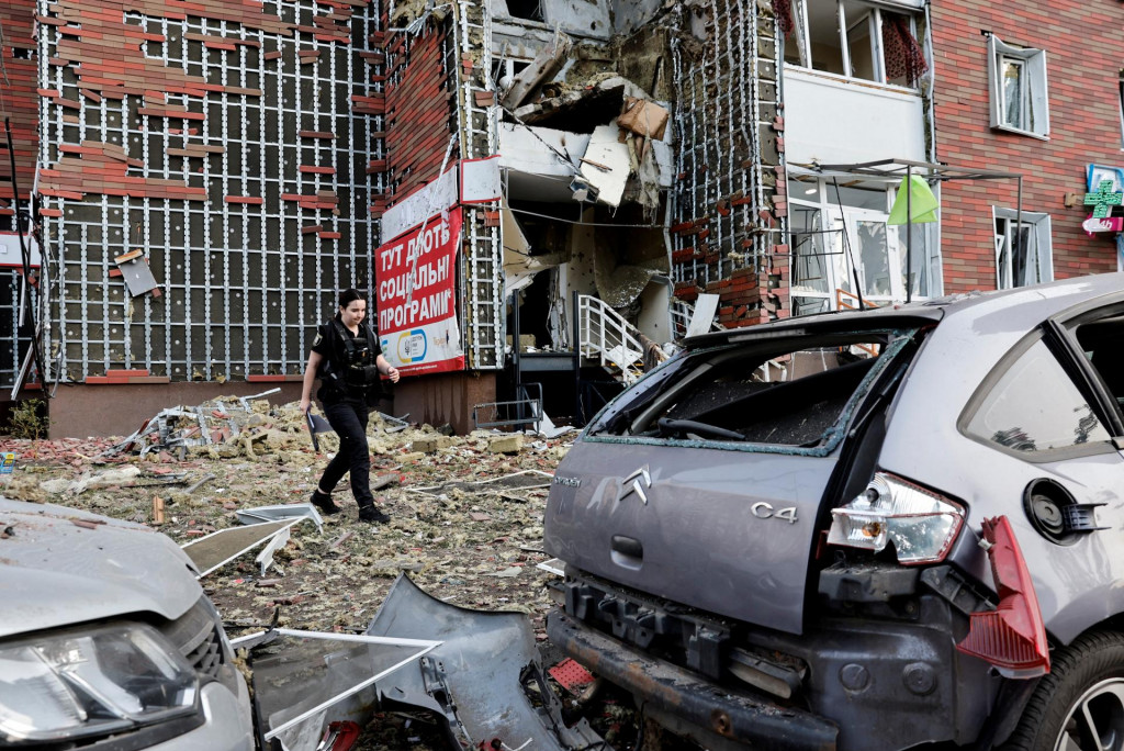 Poškodený bytový dom na mieste útoku ruského dronu v Kyjeve. FOTO: Reuters