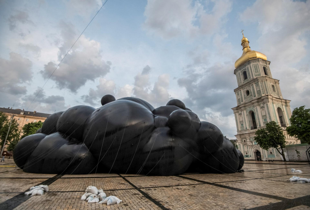 Inštalácia ukrajinského umelca Olexija Saja je 30 metrov dlhá a 15 metrov vysoká, váži takmer osem ton a je vyrobená zo štyroch kilometrov látky. FOTO: REUTERS