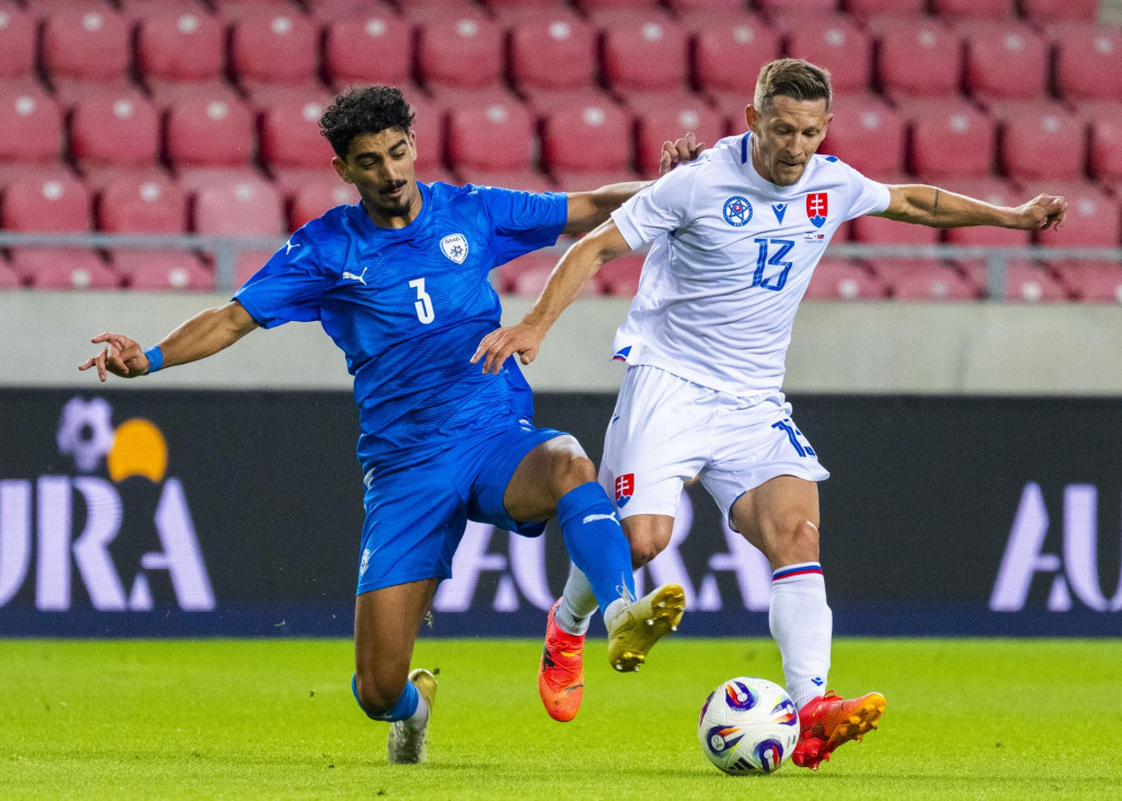 Roy Revivo a Patrik Hrošovský počas prípravného zápasu Izrael – Slovensko v maďarskom Debrecíne 10. Júna 2025. FOTO: TASR/Jakub Kotian