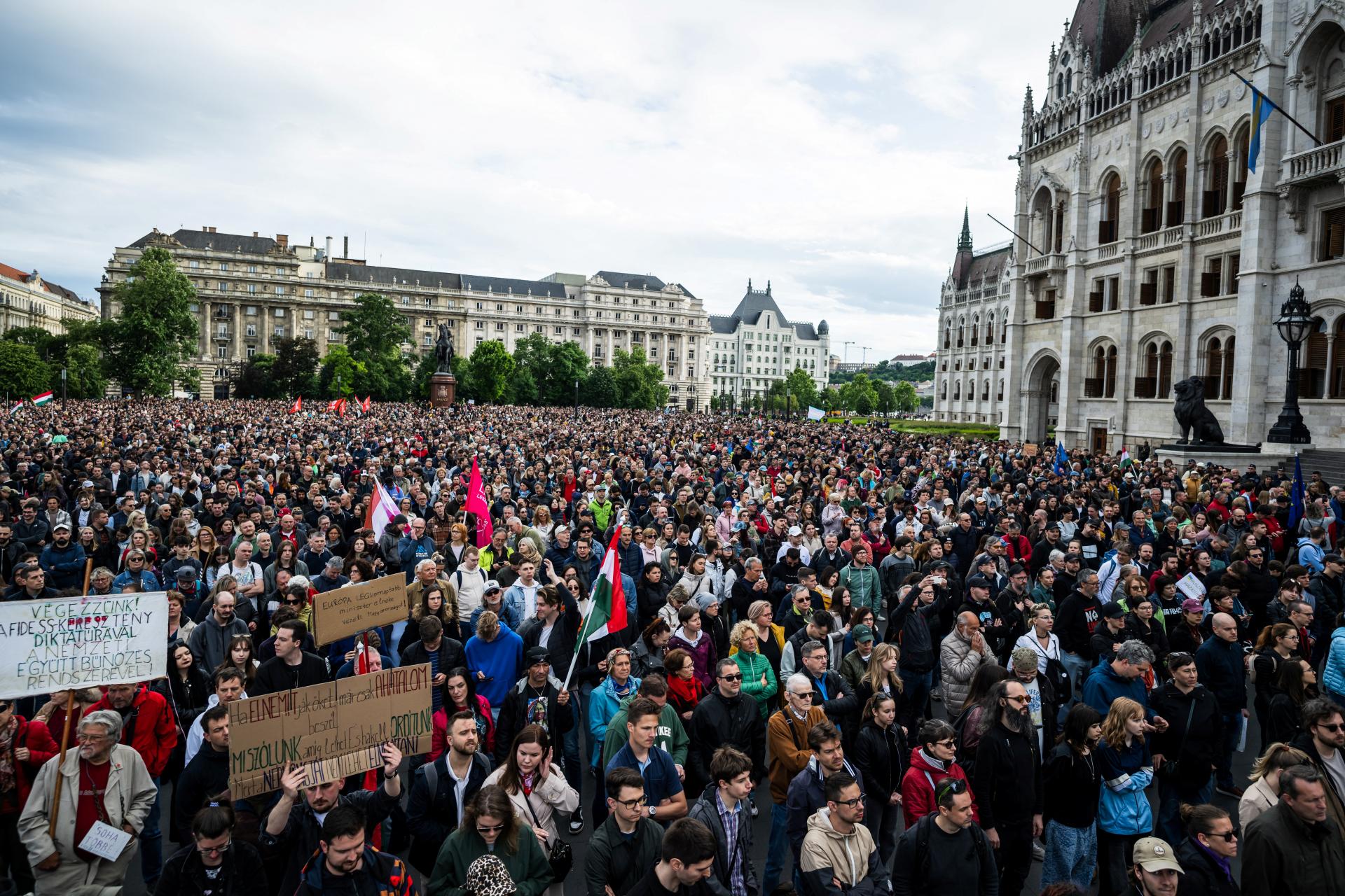 Tisíce ľudí v Budapešti protestovali proti Orbánovi, hovoria o začiatku odporu