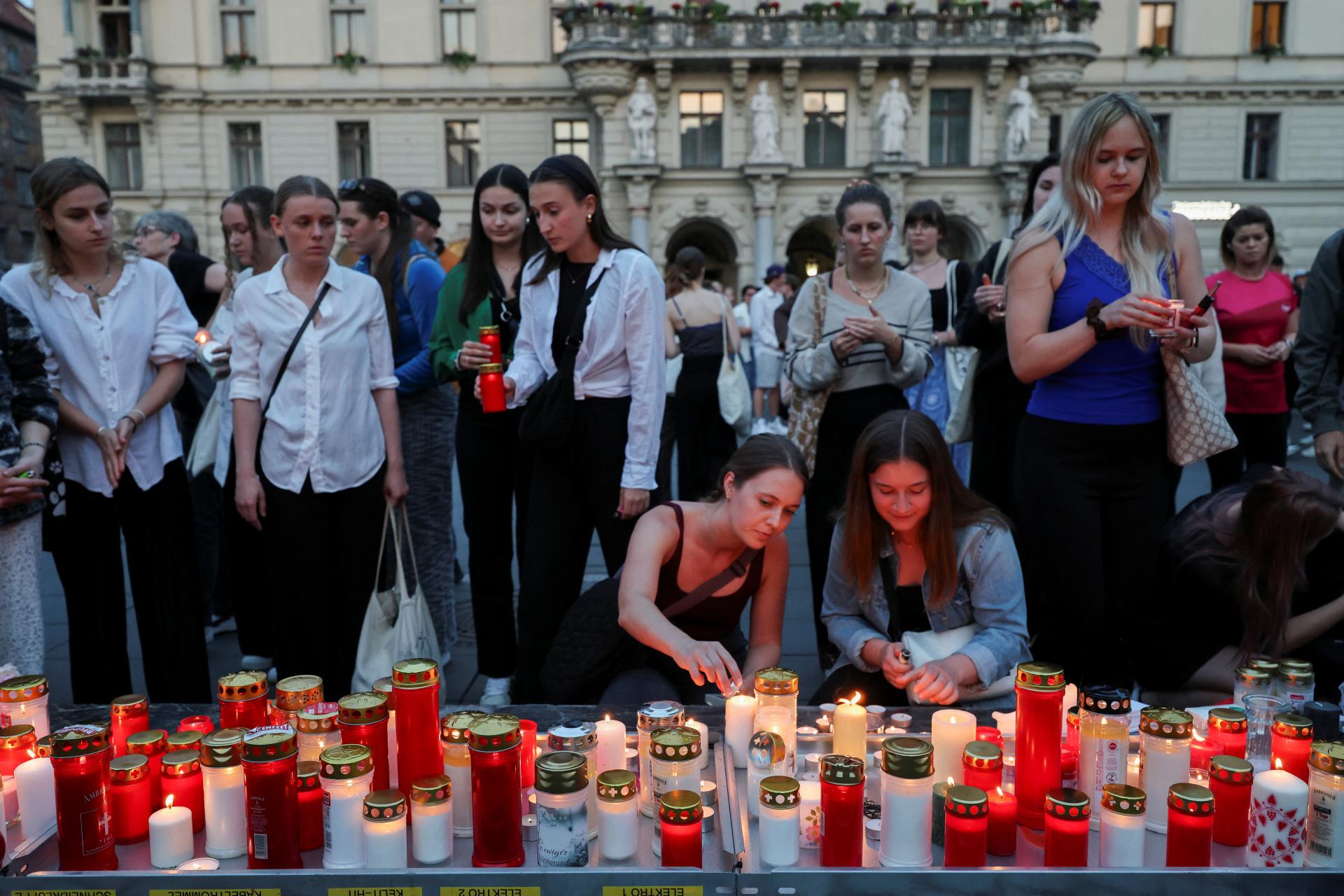 Medzi obeťami streľby v Grazi je aj sedemnásťročný Francúz, potvrdil Paríž