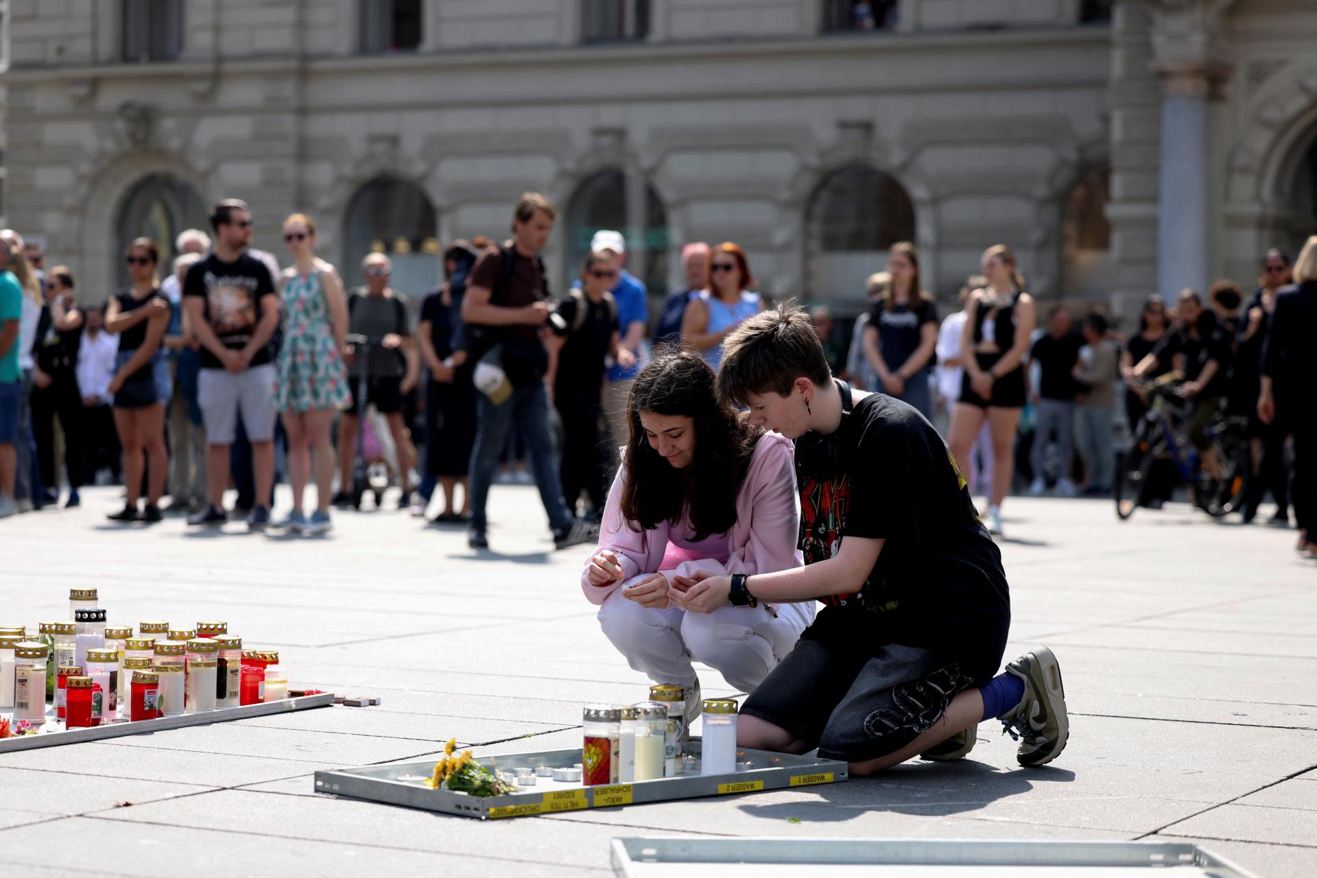Rakúsko si minútou ticha pripomenulo obete školského masakru v Grazi