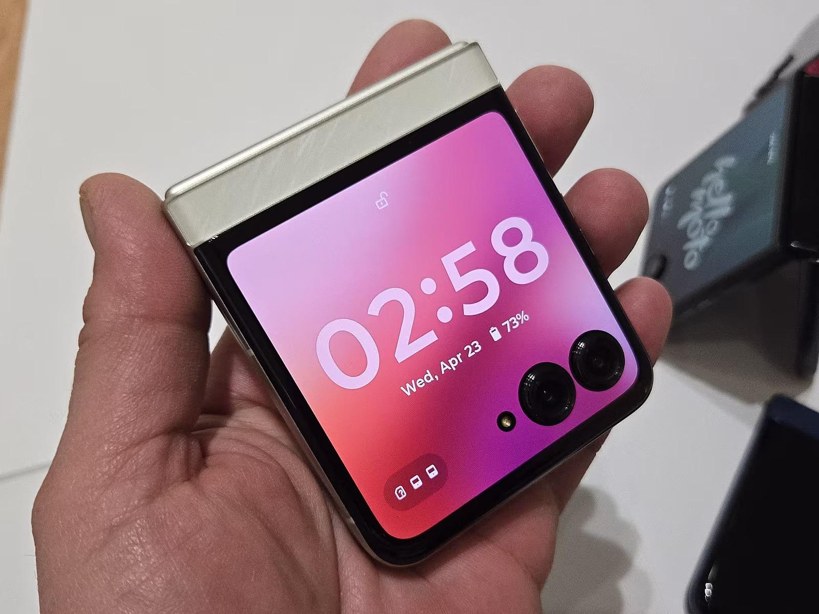 Toto sa Motorole podarilo. Základný Razr 60 je ideálnou skladačkou pre masy
