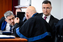 Gábor Gál (vpravo) čelí obžalobe z prijatia 50-tisícového úplatku v súvislosti s prideľovaním pozemkov Slovenského pozemkového fondu. FOTO: TASR/J. Kotian