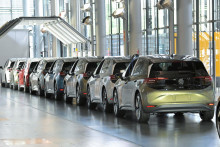Nedostatok by mohol spôsobiť ďalší chaos v už aj tak napätých dodávateľských reťazcoch automobiliek, akými sú Volkswagen, Mercedes-Benz a BMW, a tiež u ďalších firiem, ako spoločnosti Bosch, ktorí sa spoliehajú na vzácne zeminy pri výrobe. FOTO: REUTERS