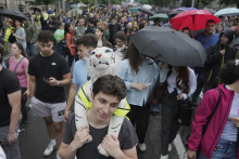 Ľudia protestujú proti zásahom do autonómie univerzít v Belehrade v piatok 23. mája 2025. FOTO: TASR/AP