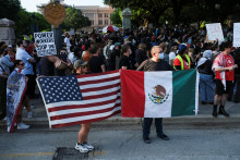 Demonštranti vystavujú vlajky USA a Mexika počas zhromaždenia na podporu protestov v Los Angeles proti federálnym imigračným opatreniam v Austine v Texase v USA 9. júna 2025. FOTO: REUTERS