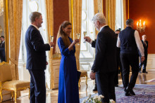 Evu Decroix vymenoval do funkcie ministerky spravodlivosti český prezident Petr Pavel (vpravo). Na čele rezortu nahradila Pavla Blažka, ktorý rezignoval pre prijatie bitcoinov od muža odsúdeného za prevádzkovanie online trhoviska s drogami. FOTO: TASR/B. Vizváryová