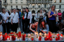 Ľudia zapaľujú sviečky na námestí v Grazi po streľbe na škole. FOTO: REUTERS