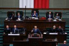 Poľský premiér Donald Tusk prehovoril, zatiaľ čo predseda Sejmu (dolnej snemovne) Szymon Holownia počúval v parlamente, kde je naplánované hlasovanie o dôvere jeho stredoľavej koaličnej vláde vo Varšave v Poľsku 11. júna 2025. FOTO: REUTERS