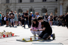 Ľudia zapaľujú sviečky na počesť obetí smrteľnej streľby na strednej škole na hlavnom námestí v rakúskom Grazi 11. júna 2025. FOTO: REUTERS