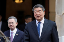 Čínsky vicepremiér Che Li-feng odchádza z rokovaní v Londýne. FOTO: REUTERS