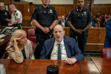 Prípad Harveyho Weinsteina pokračuje jeho opätovným súdnym procesom v New Yorku. FOTO: Reuters