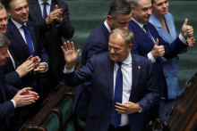 Poľský premiér Donald Tusk reaguje po hlasovaní o dôvere. FOTO: Reuters