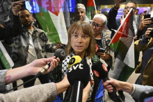 Švédska aktivistka Greta Thunbergová odpovedá na otázky novinárov po príchode na letisko v Štokholme. FOTO TASR/AP