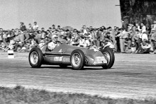 Taliansky pilot Giuseppe Farina sa rúti za víťazstvom v historicky prvých pretekoch formuly 1 v máji 1950 v anglickom Silverstone.