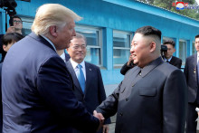 Americký prezident Donald Trump si podáva ruku so severokórejským vodcom Kim Čong-unom. FOTO: Reuters