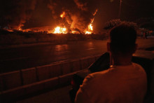 Izraelské útoky zasiahli sklady pohonných látok v Teheráne. FOTO: TASR/AP