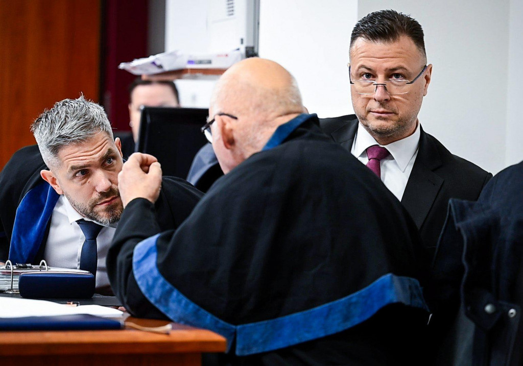Gábor Gál (vpravo) čelí obžalobe z prijatia 50-tisícového úplatku v súvislosti s prideľovaním pozemkov Slovenského pozemkového fondu. FOTO: TASR/J. Kotian