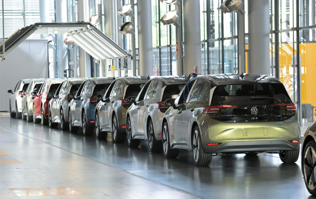 Nedostatok by mohol spôsobiť ďalší chaos v už aj tak napätých dodávateľských reťazcoch automobiliek, akými sú Volkswagen, Mercedes-Benz a BMW, a tiež u ďalších firiem, ako spoločnosti Bosch, ktorí sa spoliehajú na vzácne zeminy pri výrobe. FOTO: REUTERS