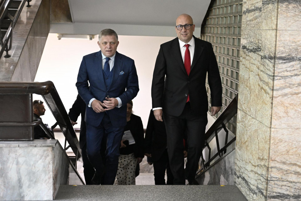 Predseda vlády Robert Fico a minister dopravy Jozef Ráž. FOTO: TASR/Pavel Neubauer