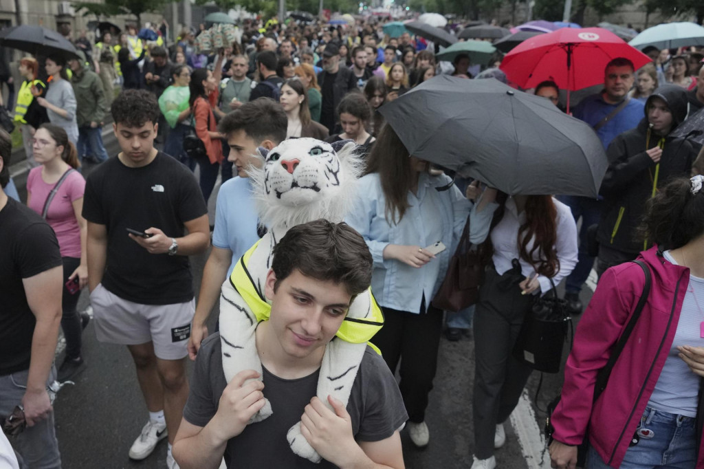 Ľudia protestujú proti zásahom do autonómie univerzít v Belehrade v piatok 23. mája 2025. FOTO: TASR/AP