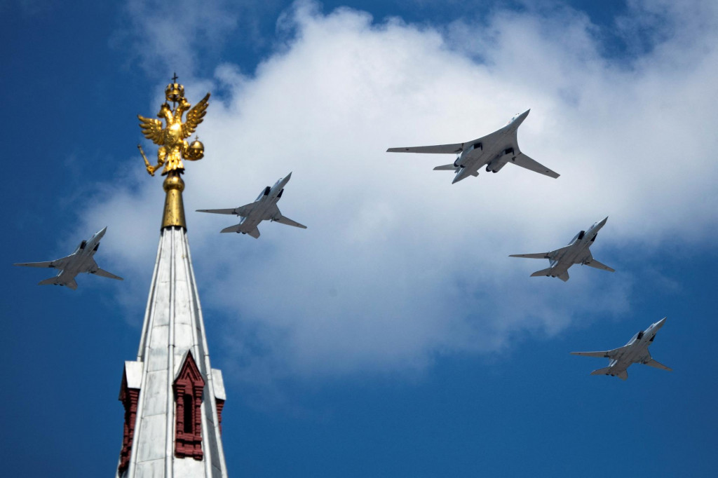 Ruské lietadlá Tu-160 a Tu-22M3 prelietajú nad Červeným námestím počas prehliadky Dňa víťazstva v Moskve v Rusku 24. júna 2020. FOTO: REUTERS