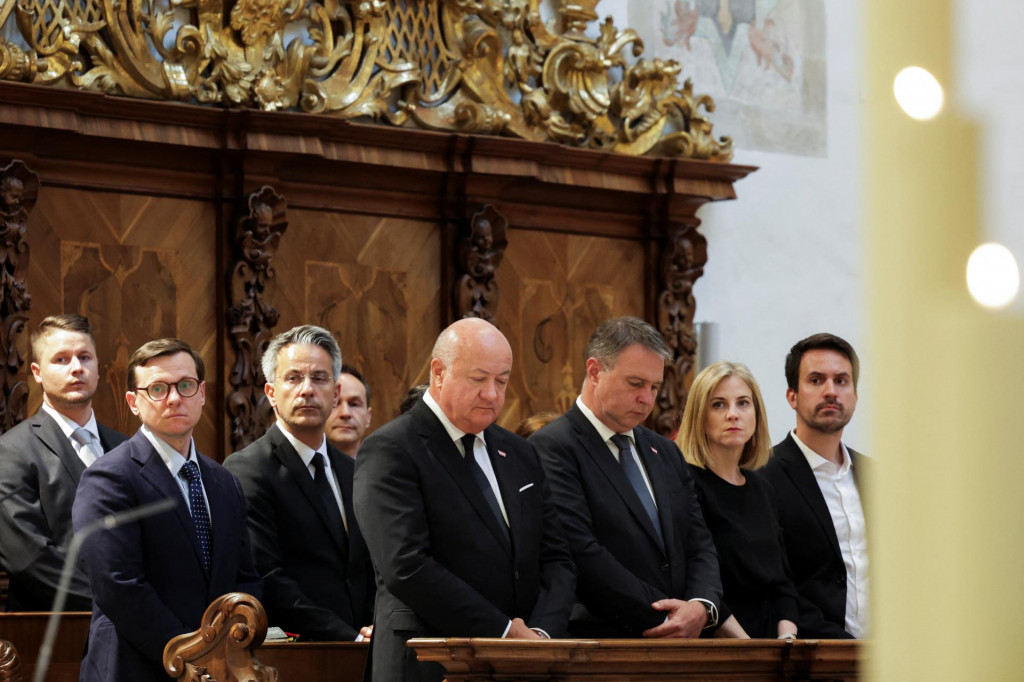 Rakúsky kancelár Christian Stocker a ďalší koaliční lídri (v prvom rade) sa 10. júna zúčastnili na bohoslužbe na pamiatku obetí smrtiacej streľby na škole v Grazi, ktorú spáchal bývalý študent, údajná obeť šikany. FOTO: Reuters