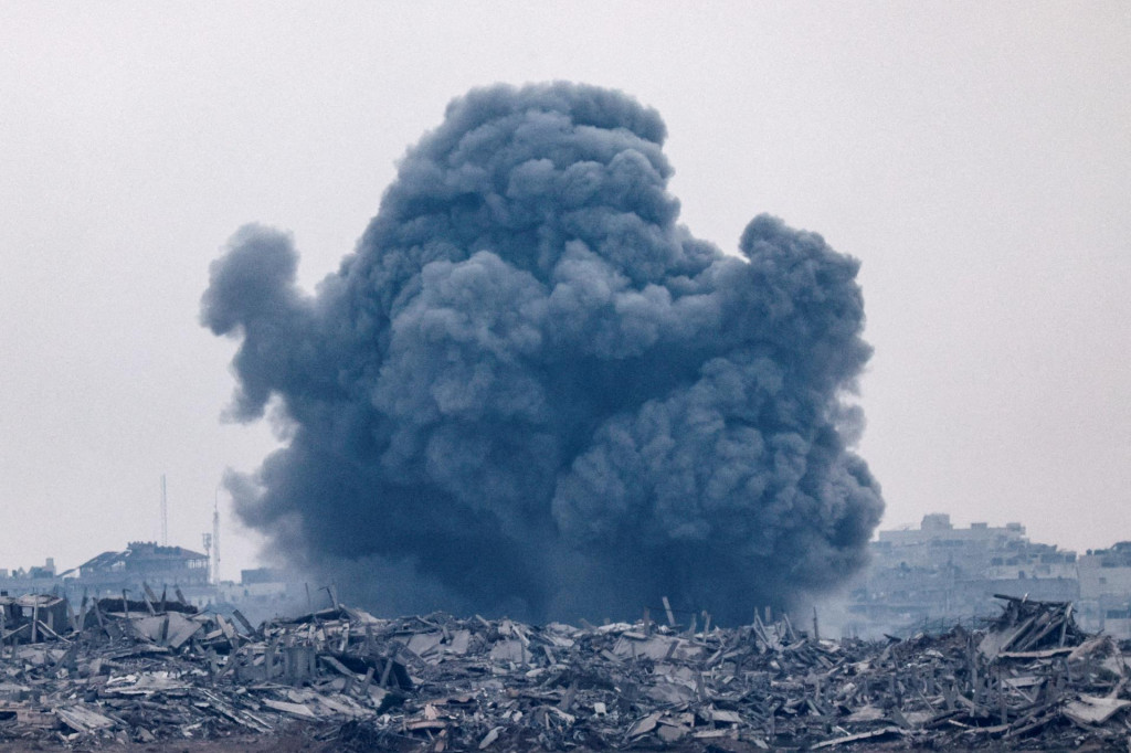 Dym stúpa z Gazy po výbuchu, pohľad z izraelskej strany hranice, 10. júna 2025. FOTO: REUTERS