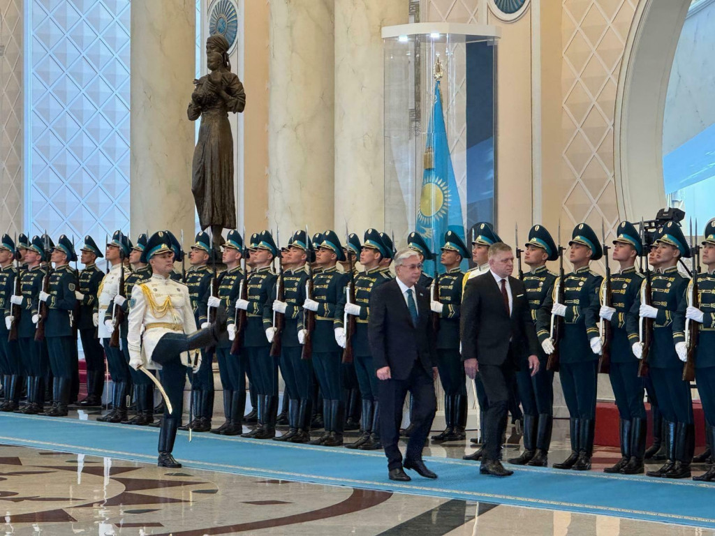 Premiér Robert Fico s kazašským prezidentom Kasymom-Žomartom Tokajevom. FOTO: HN